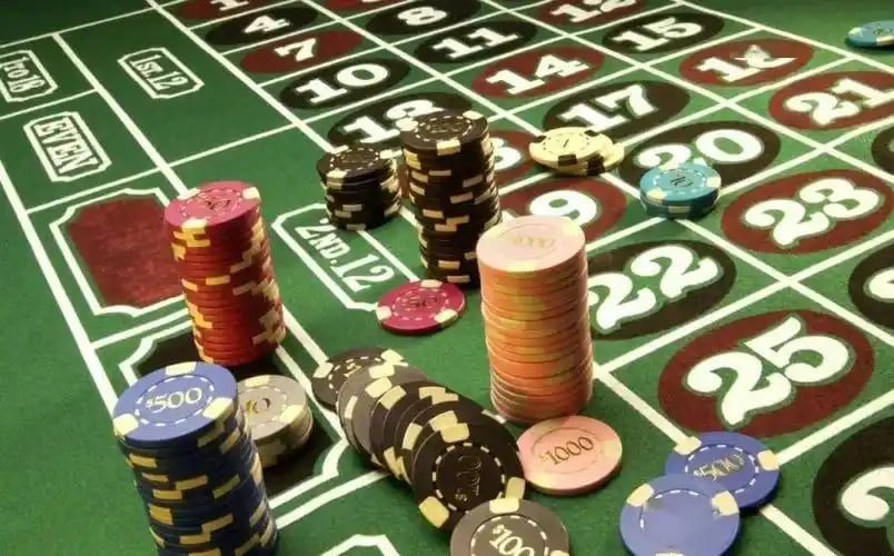 59jl Live Casino dealer hosting a baccarat table game streamed to Filipino mobile players